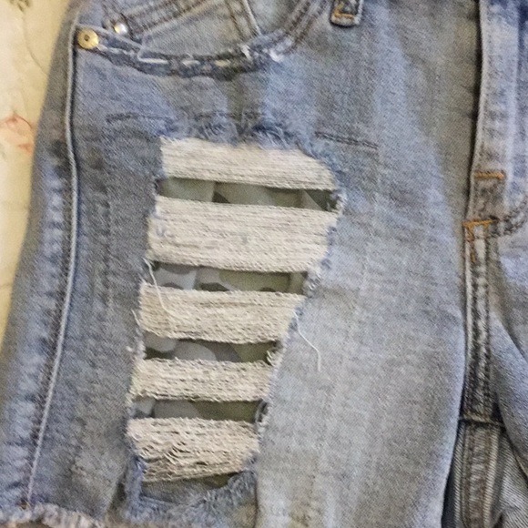 Rock and republic camo shorts - Picture 3 of 4